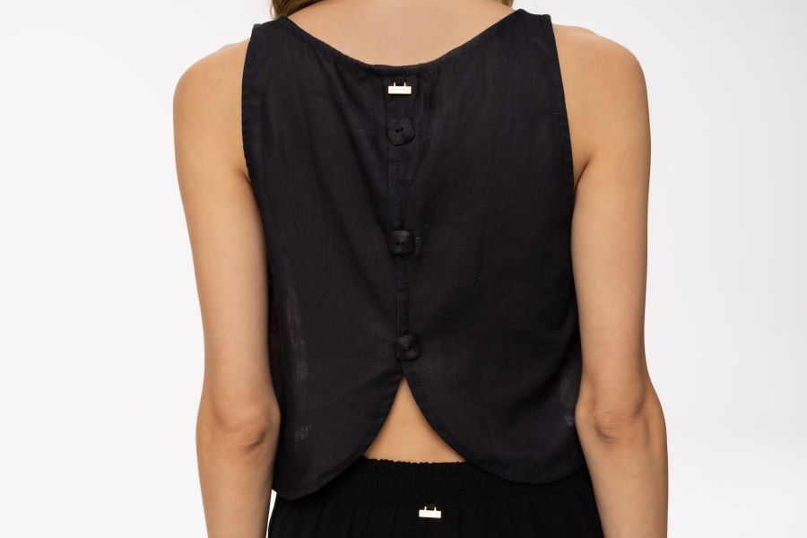 CAMISA CON ABERTURA EN ESPALDA LOCALIZADA